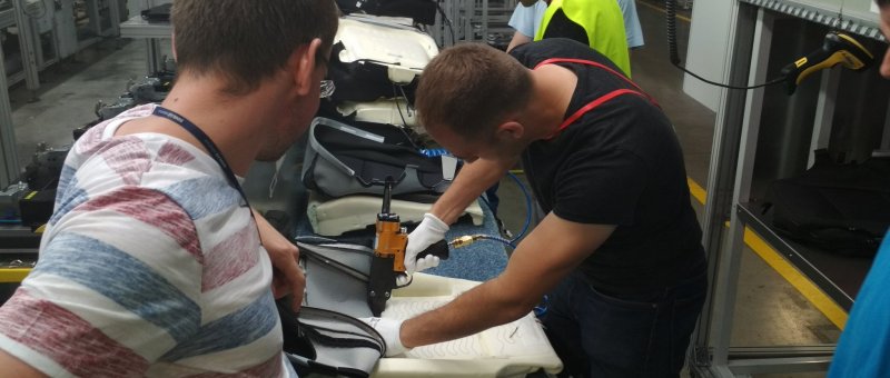 Lukáš a Dan zkoušejí nasadit potah na sedák